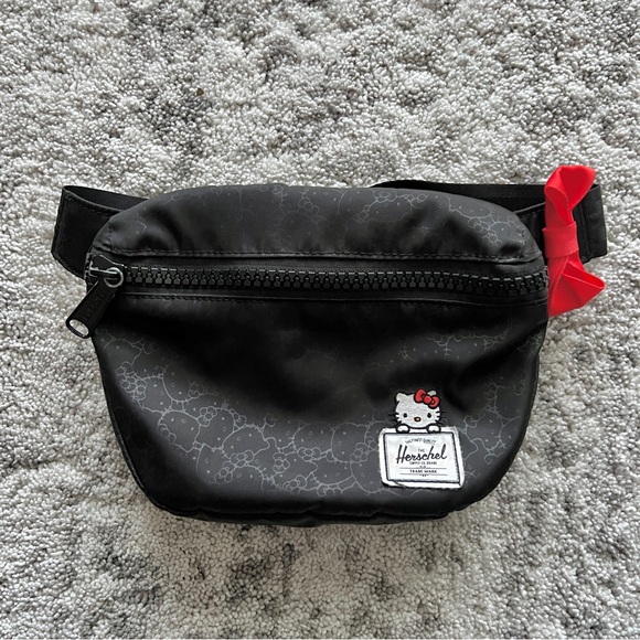 Herschel x Hello Kitty Fifteen Hip Pack - Picture 2 of 8